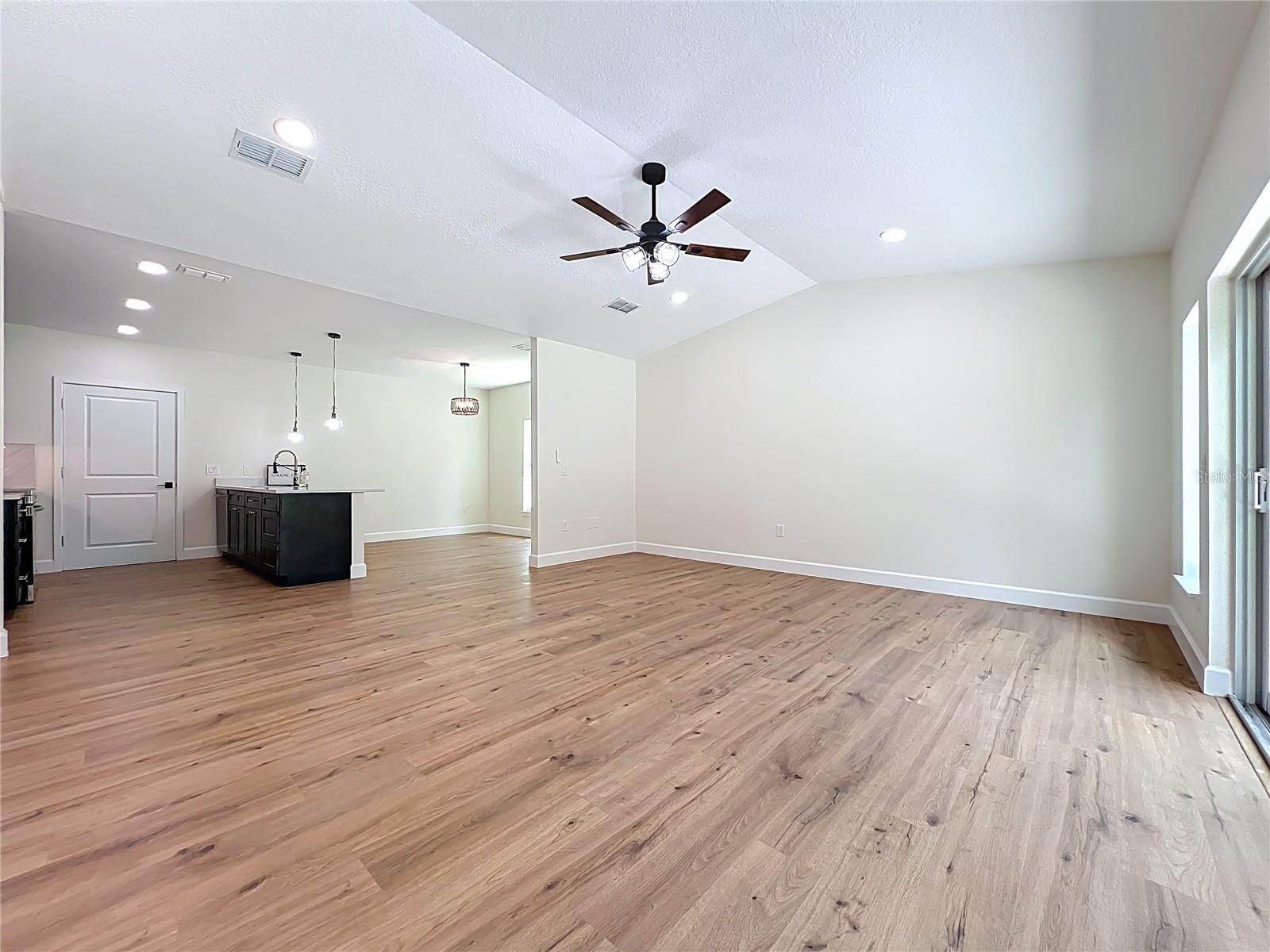 Image 11 of 42 For 610 Camellia Court