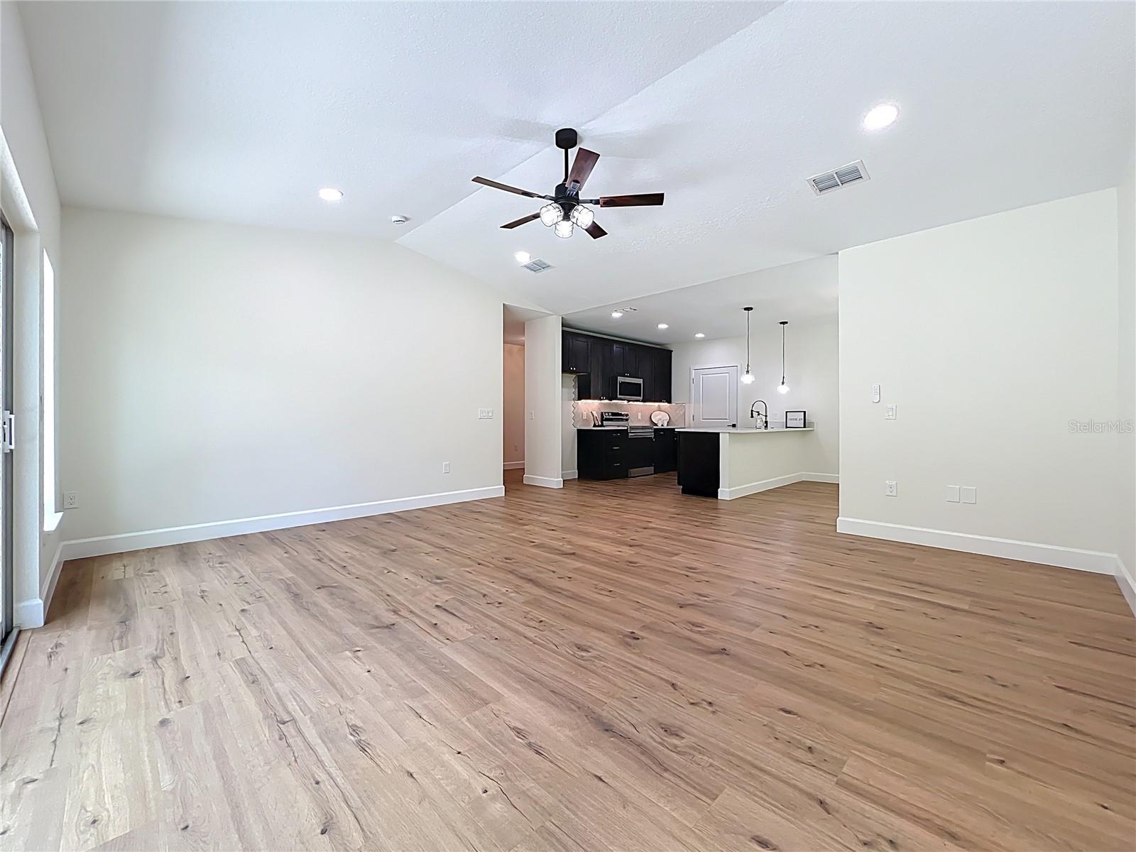Image 12 of 42 For 610 Camellia Court