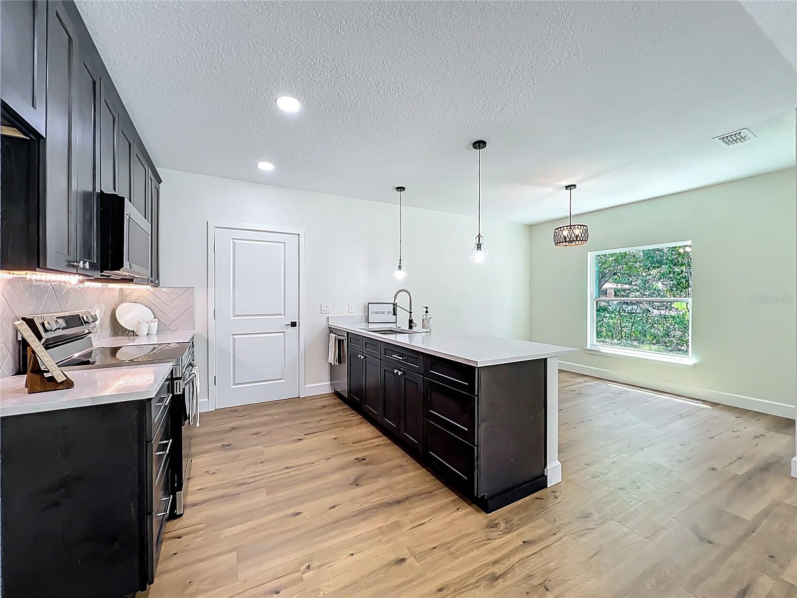 Image 17 of 42 For 610 Camellia Court