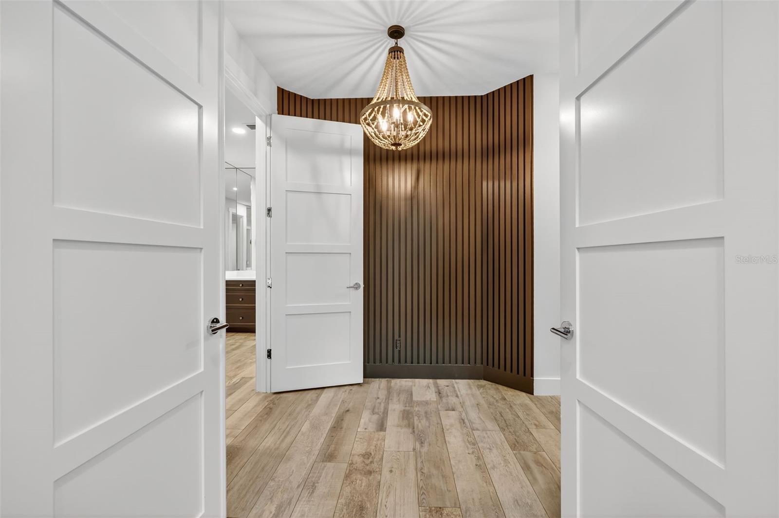 Image 14 of 52 For 2461 North Lookout Boulevard