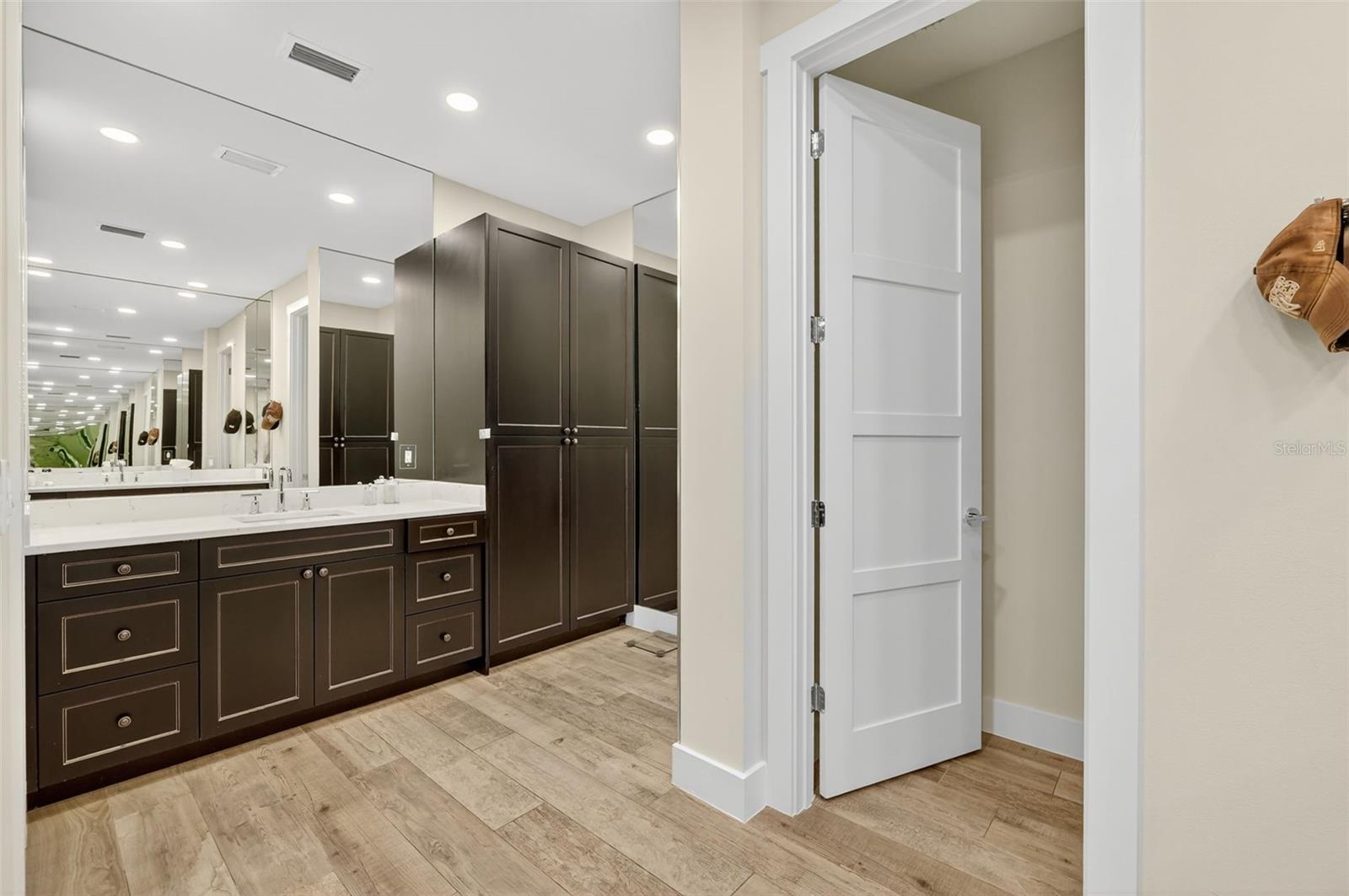 Image 18 of 52 For 2461 North Lookout Boulevard