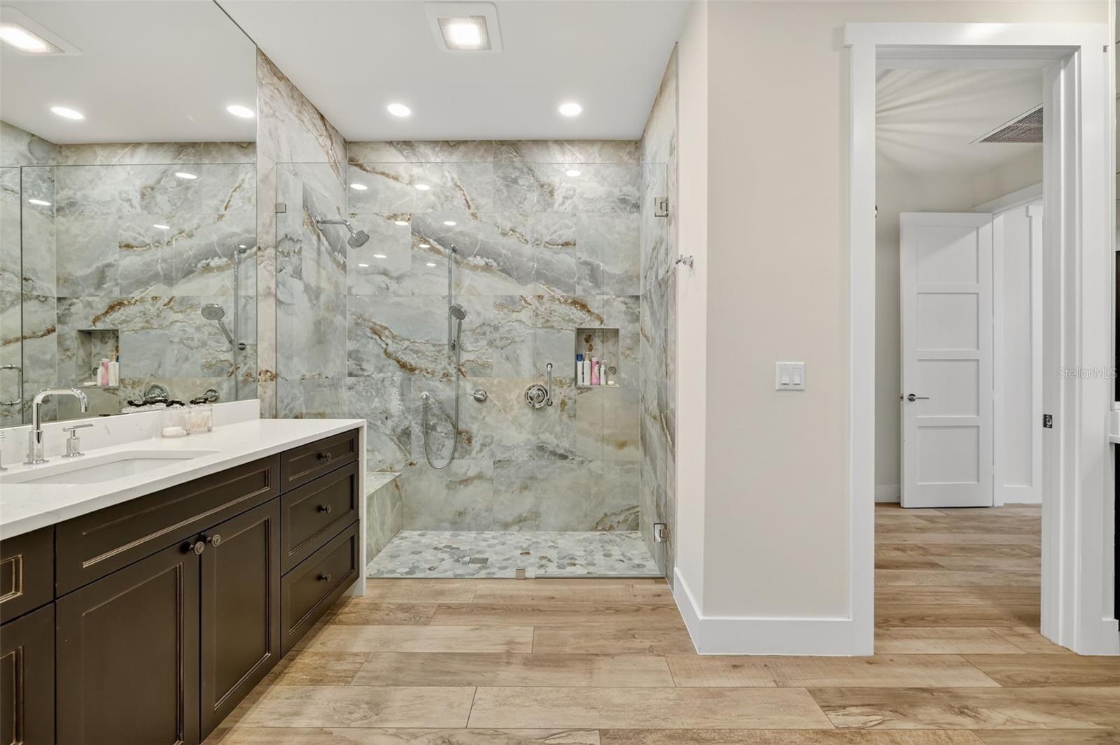 Image 19 of 52 For 2461 North Lookout Boulevard