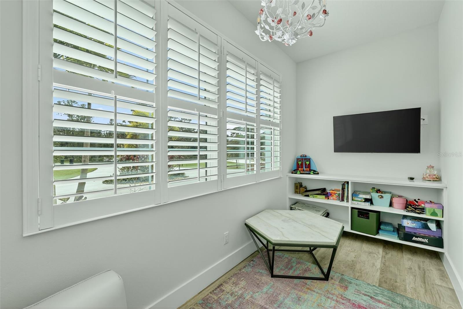 Image 22 of 52 For 2461 North Lookout Boulevard