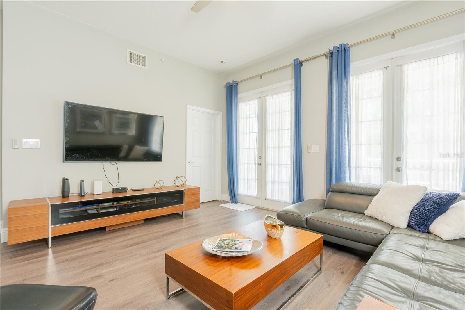 Image 13 of 40 For 930 Spring Park Street 103
