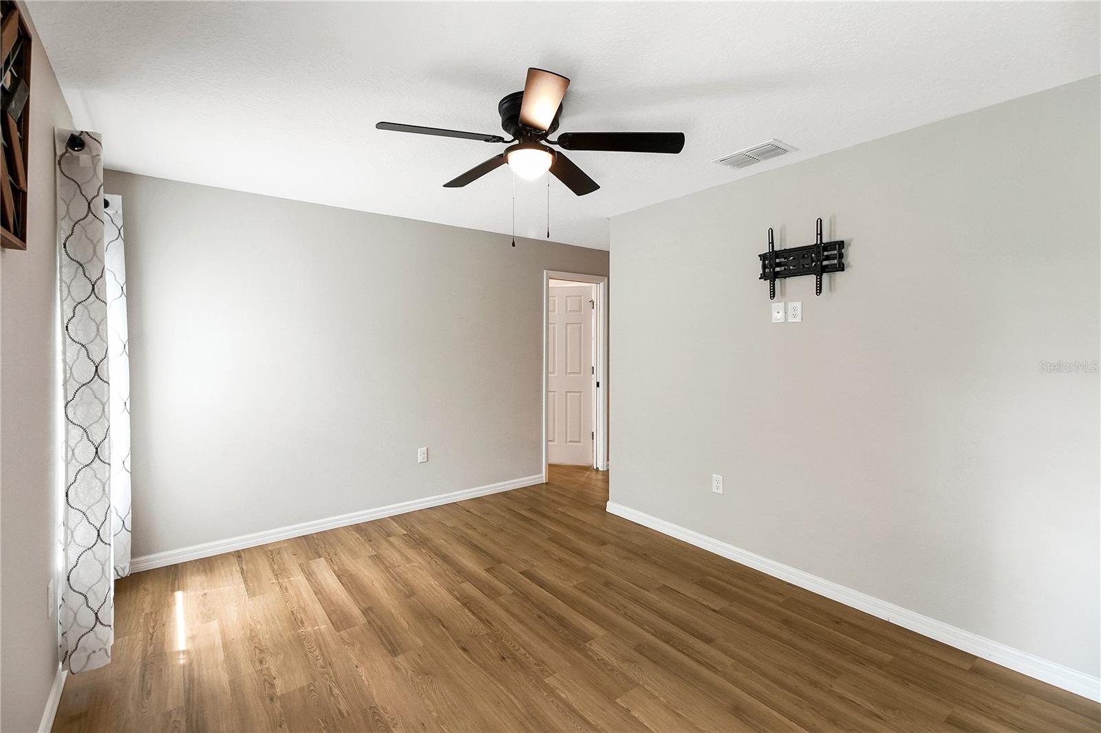 Image 17 of 44 For 40882 5th Avenue