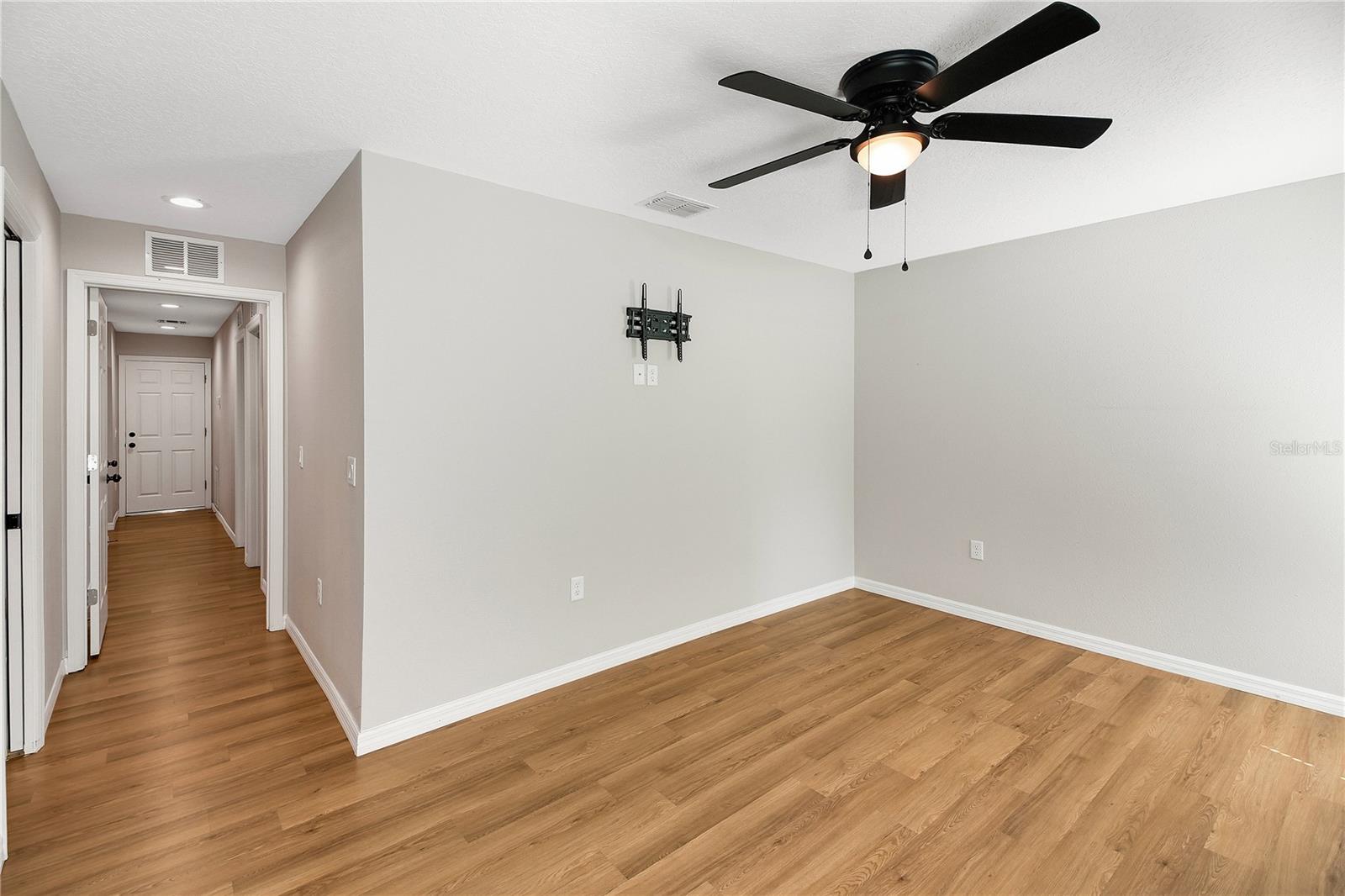 Image 18 of 44 For 40882 5th Avenue