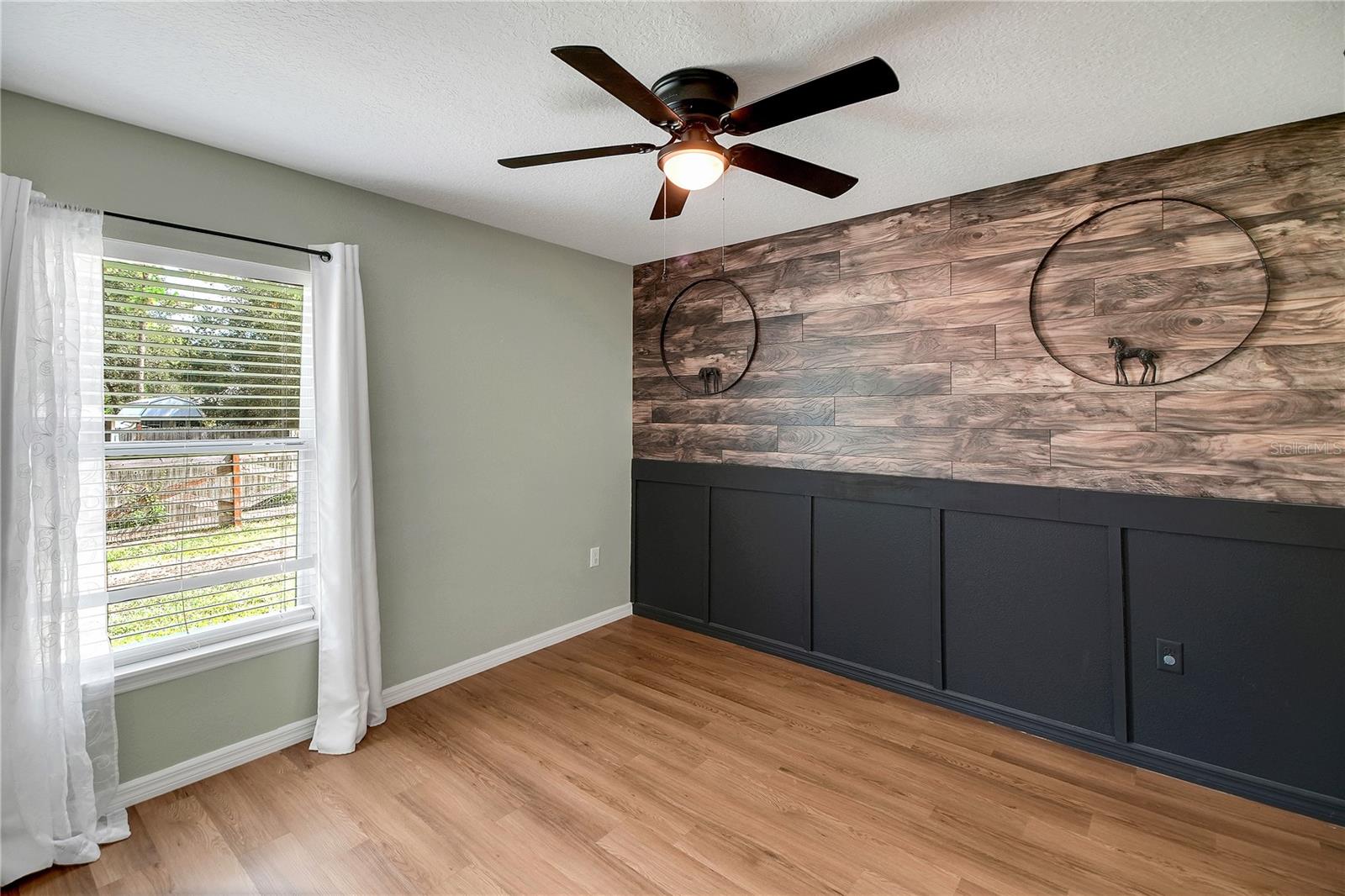 Image 22 of 44 For 40882 5th Avenue