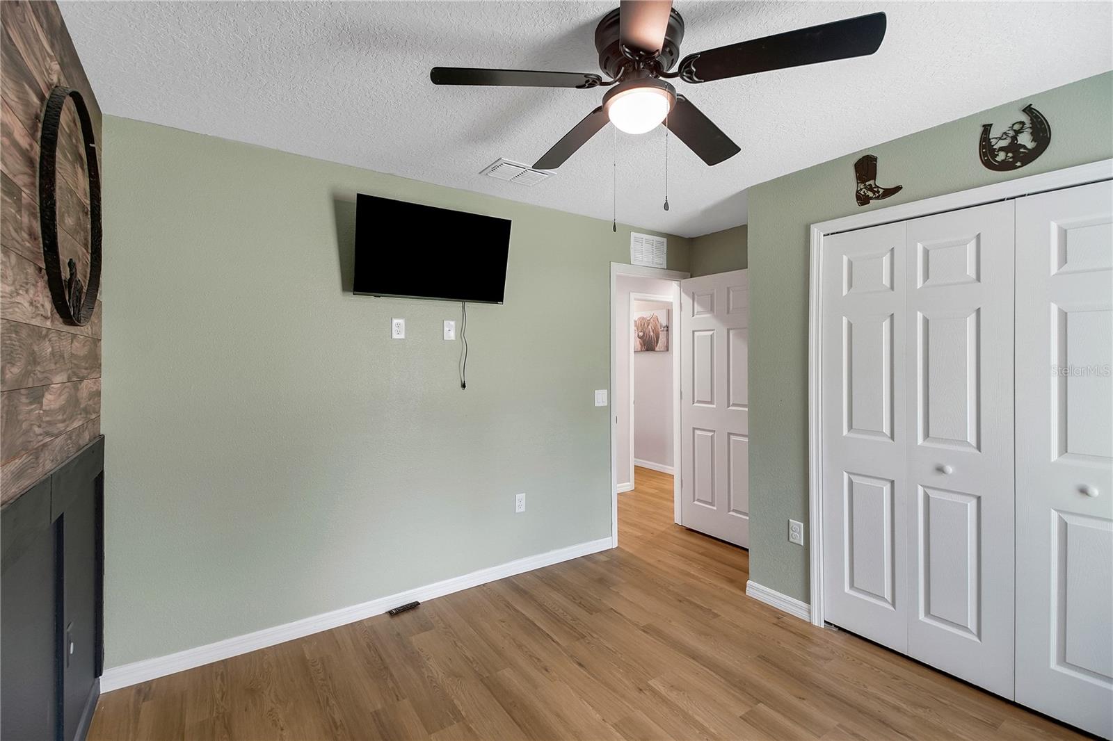 Image 23 of 44 For 40882 5th Avenue