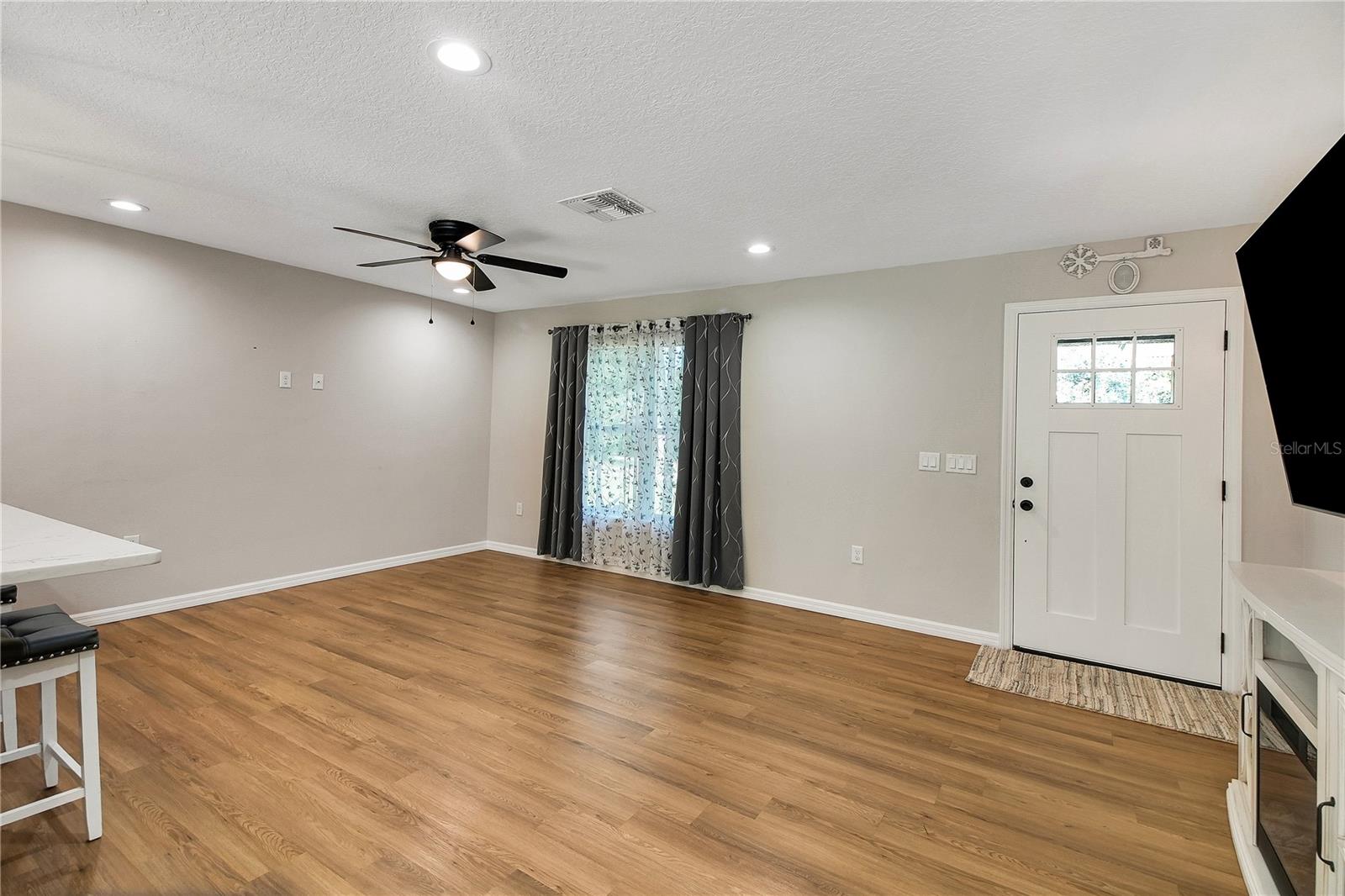 Image 3 of 44 For 40882 5th Avenue