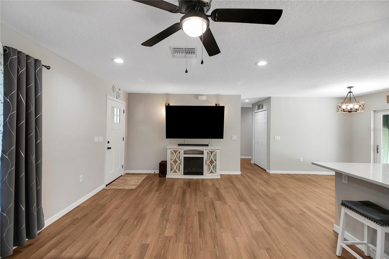 Image 4 of 44 For 40882 5th Avenue