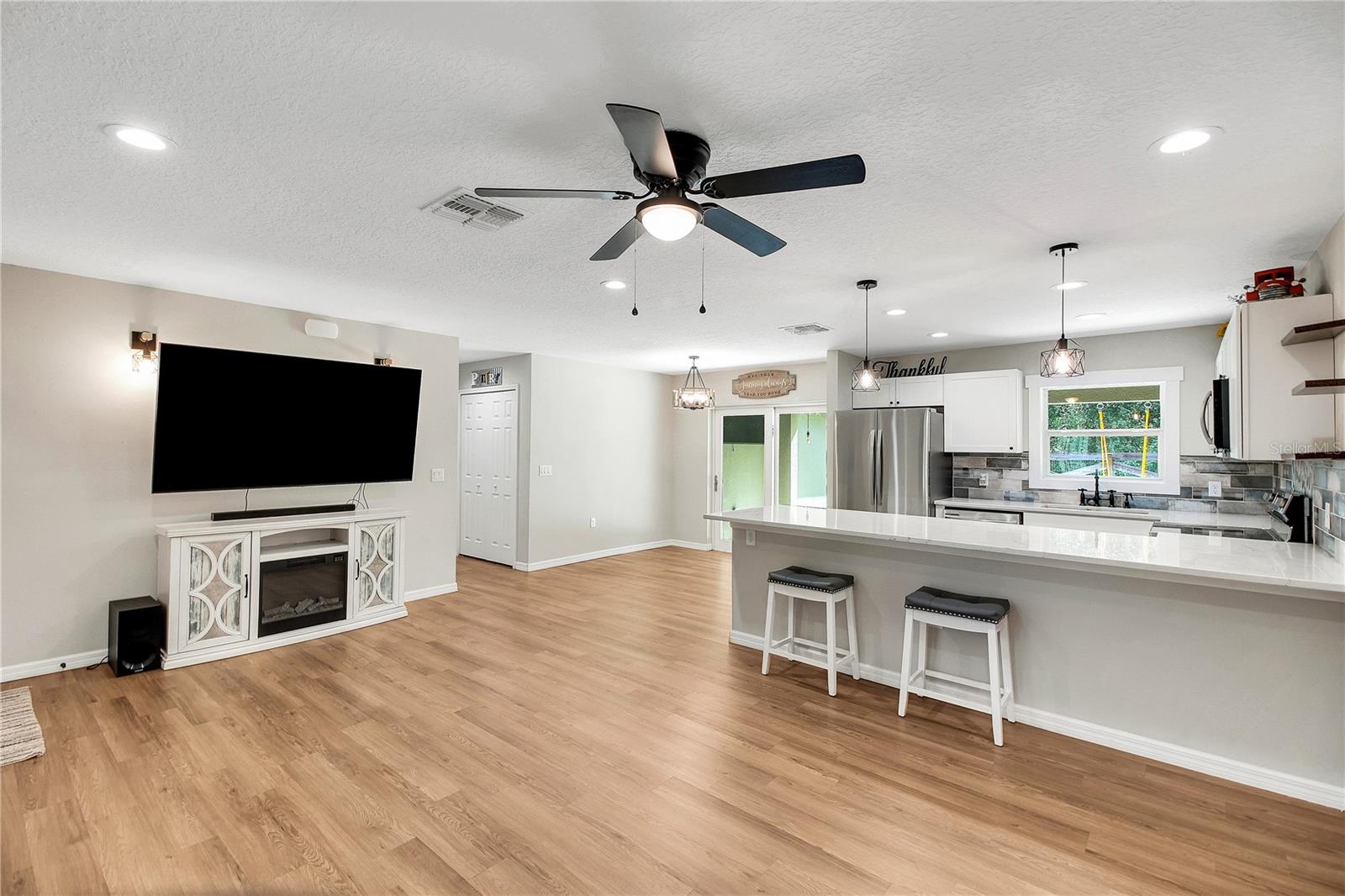 Image 5 of 44 For 40882 5th Avenue