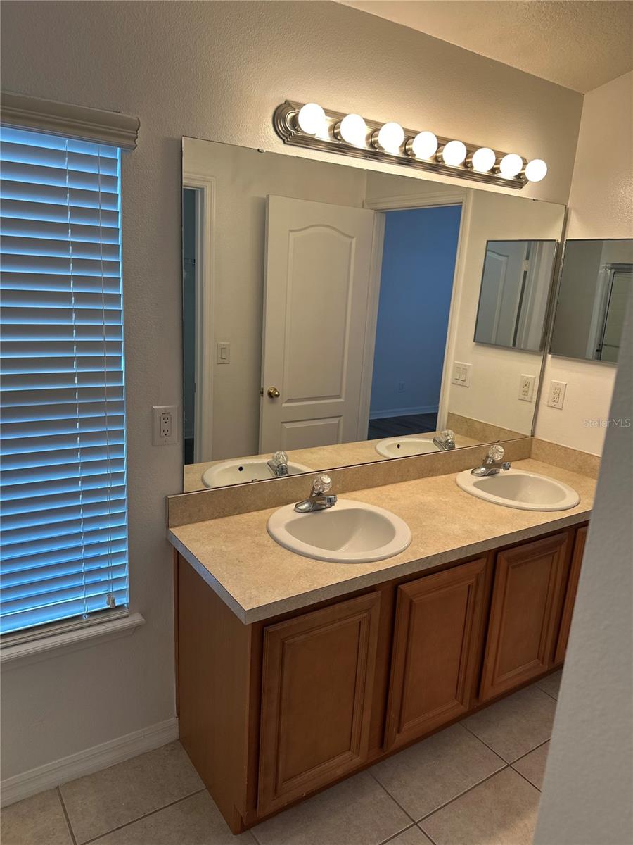 Image 17 of 27 For 6604 Goldenrod Road 100a