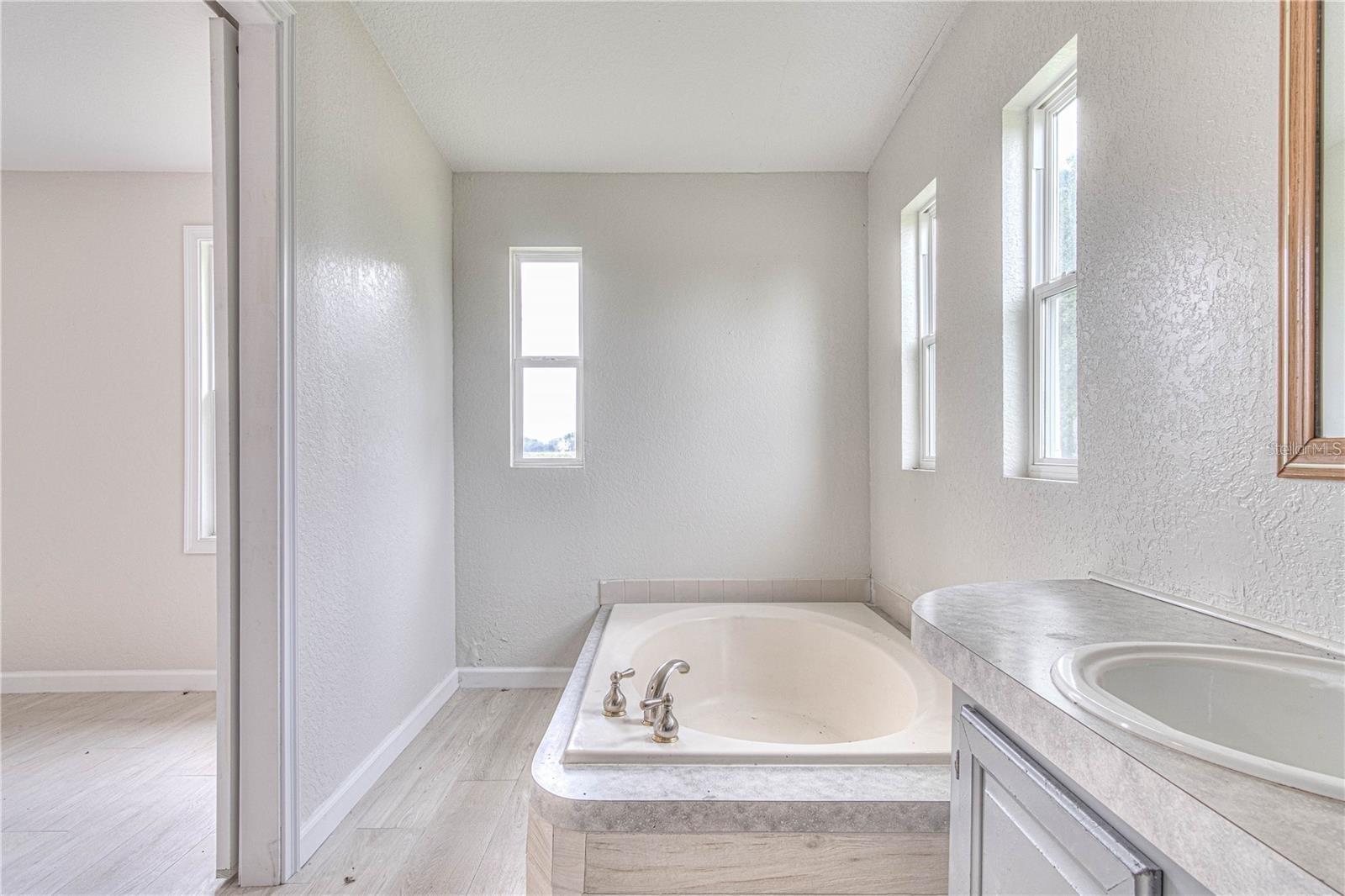 Image 19 of 25 For 8767 Cr-469  