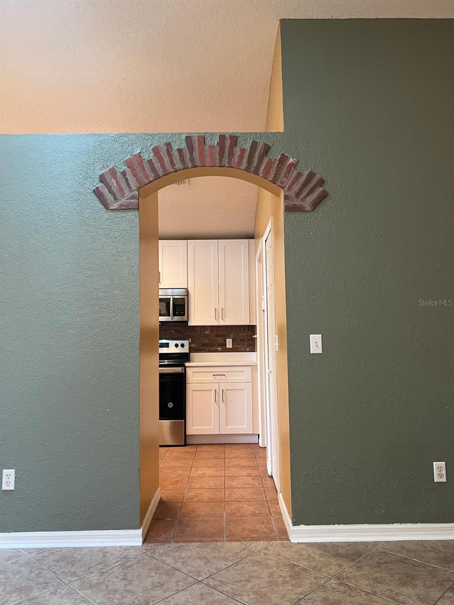 Image 4 of 9 For 2439 Siward Avenue 6