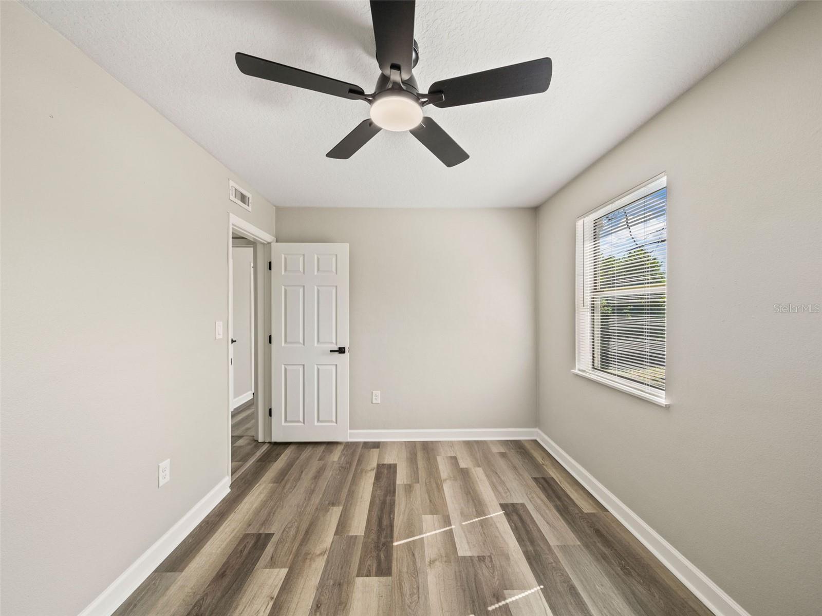 Image 18 of 41 For 901 Kensington Drive