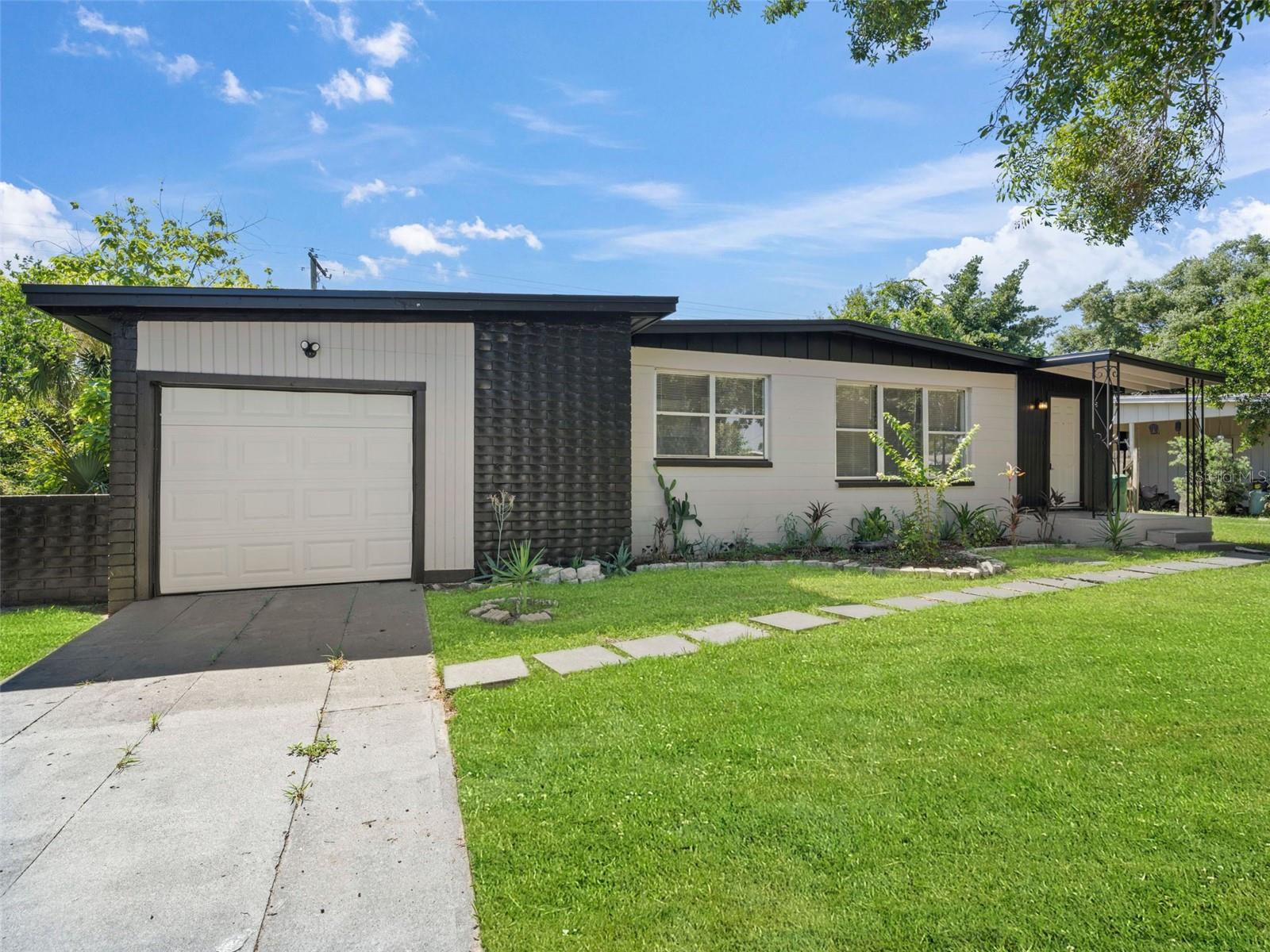 Image 2 of 41 For 901 Kensington Drive