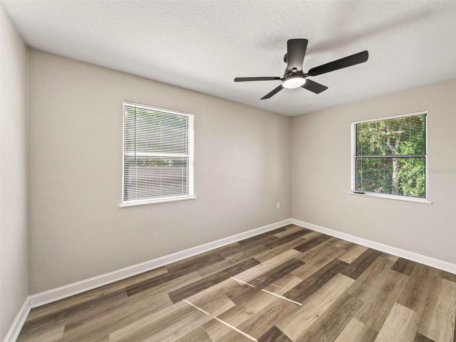 Image 20 of 41 For 901 Kensington Drive