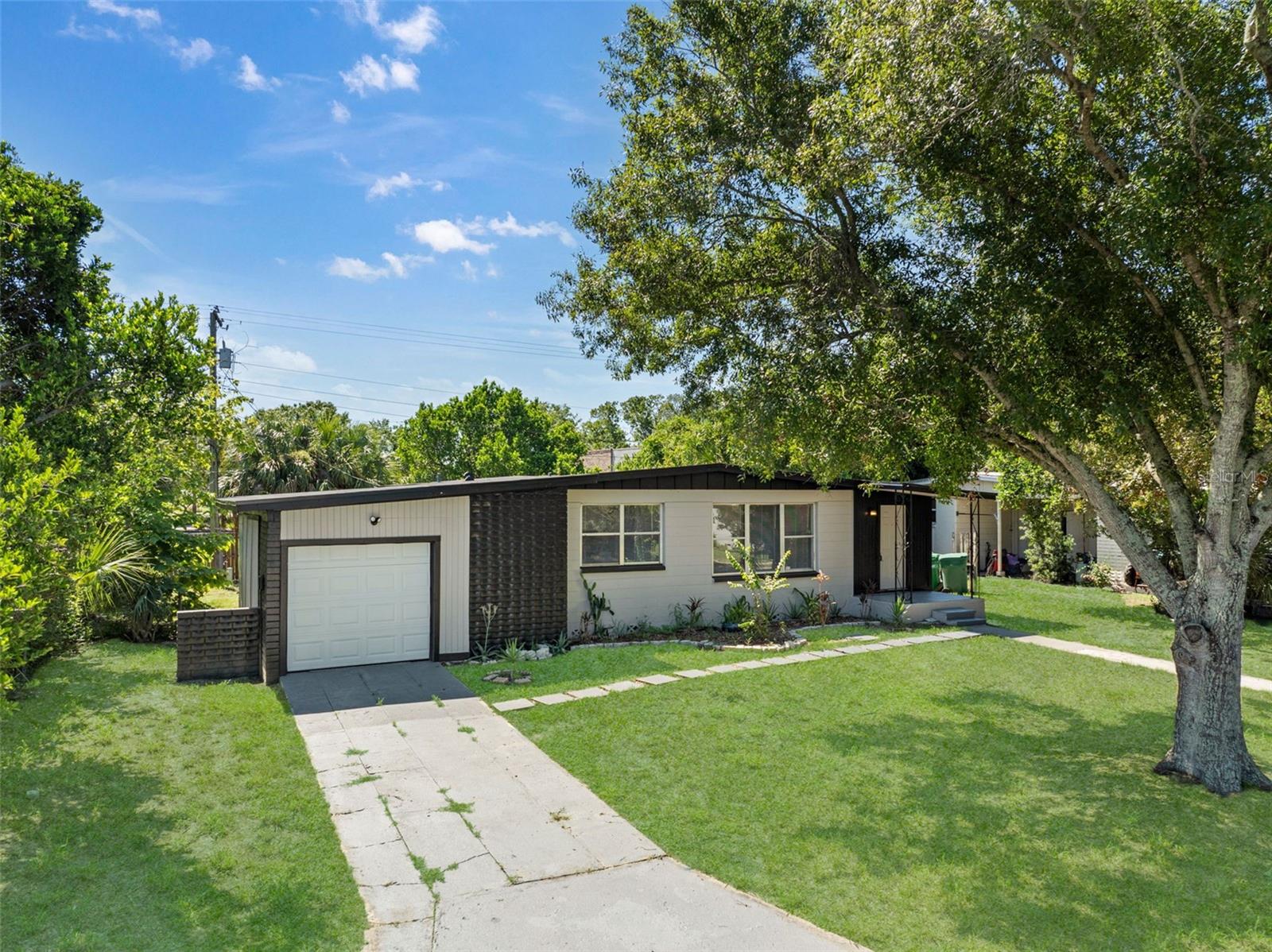 Image 4 of 41 For 901 Kensington Drive