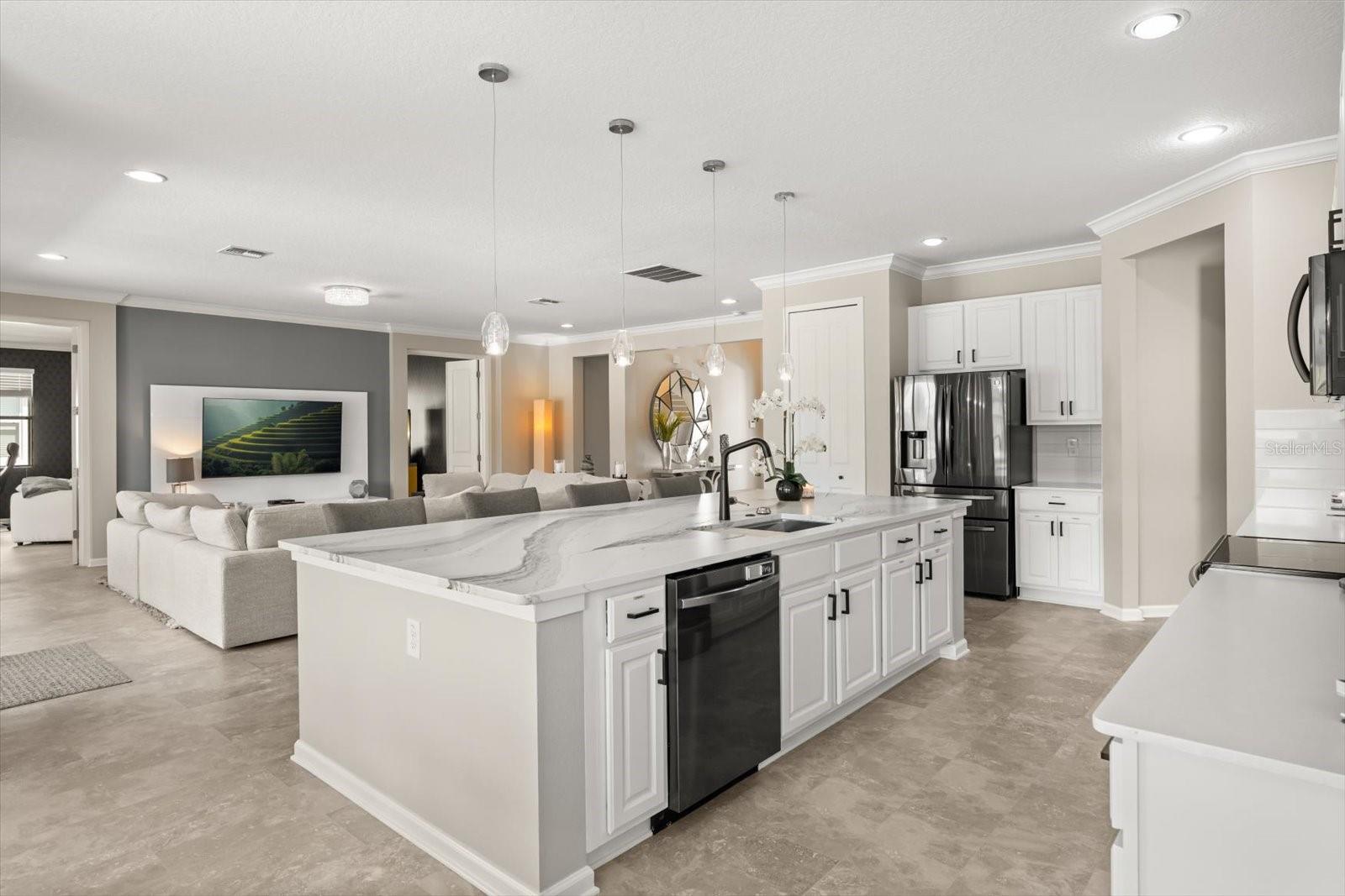 Image 16 of 71 For 3901 Oakville Avenue