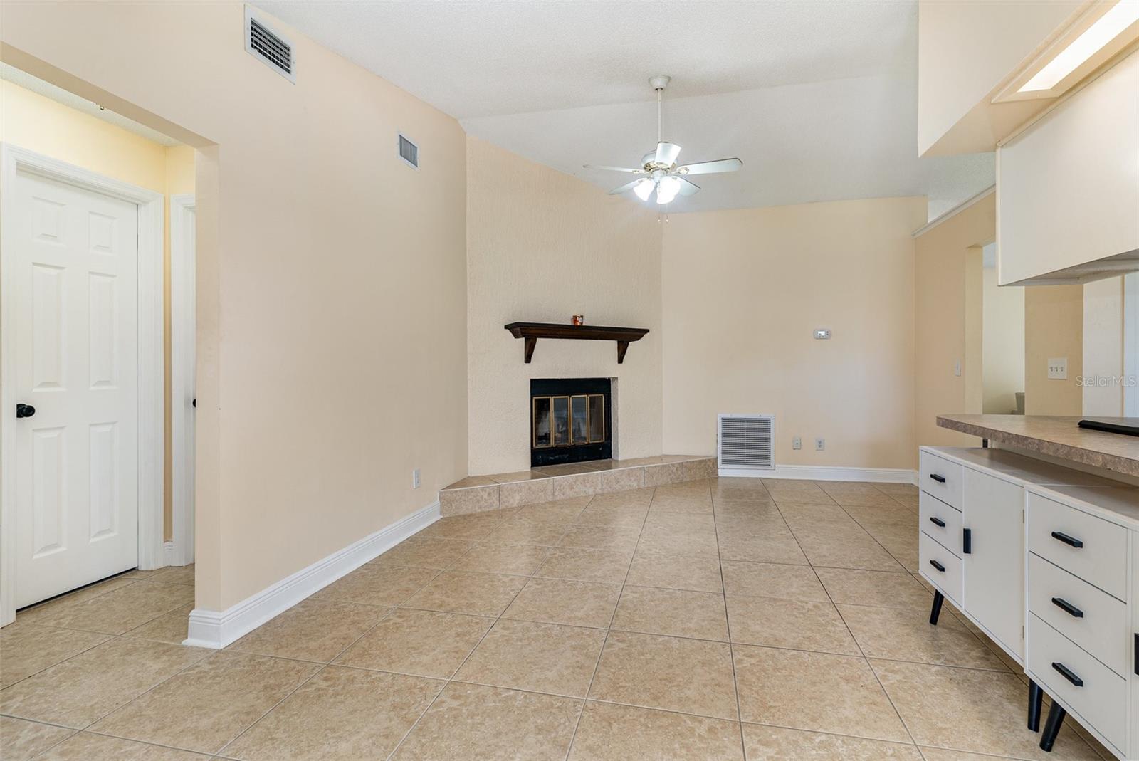 Image 18 of 39 For 2161 Dickens Street Ne