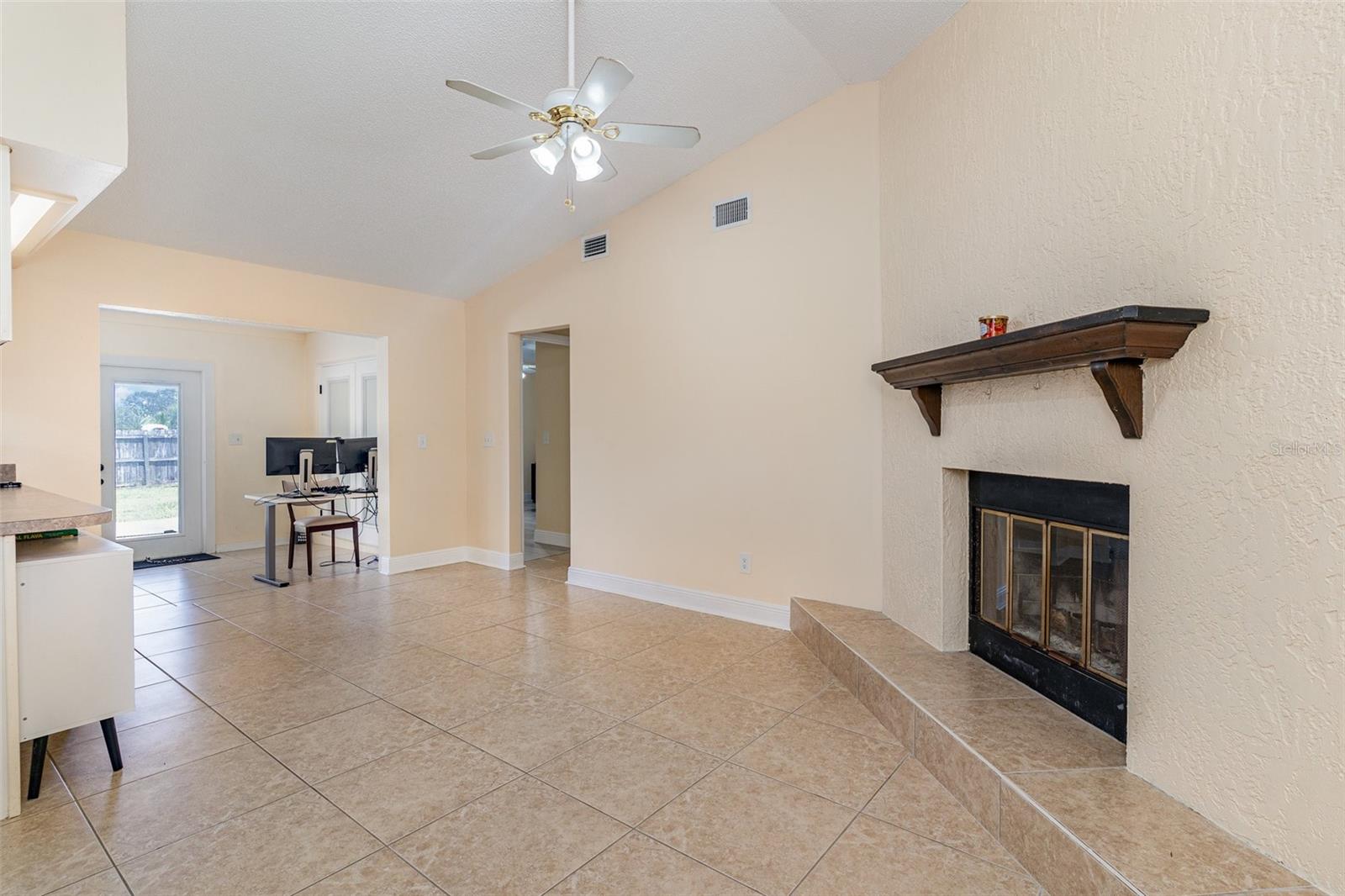 Image 9 of 39 For 2161 Dickens Street Ne