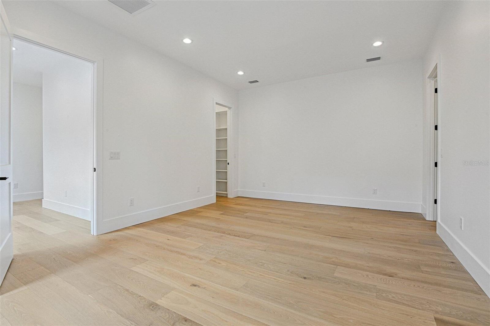 Listing photo id 13 for 2309 Ardson Place 2