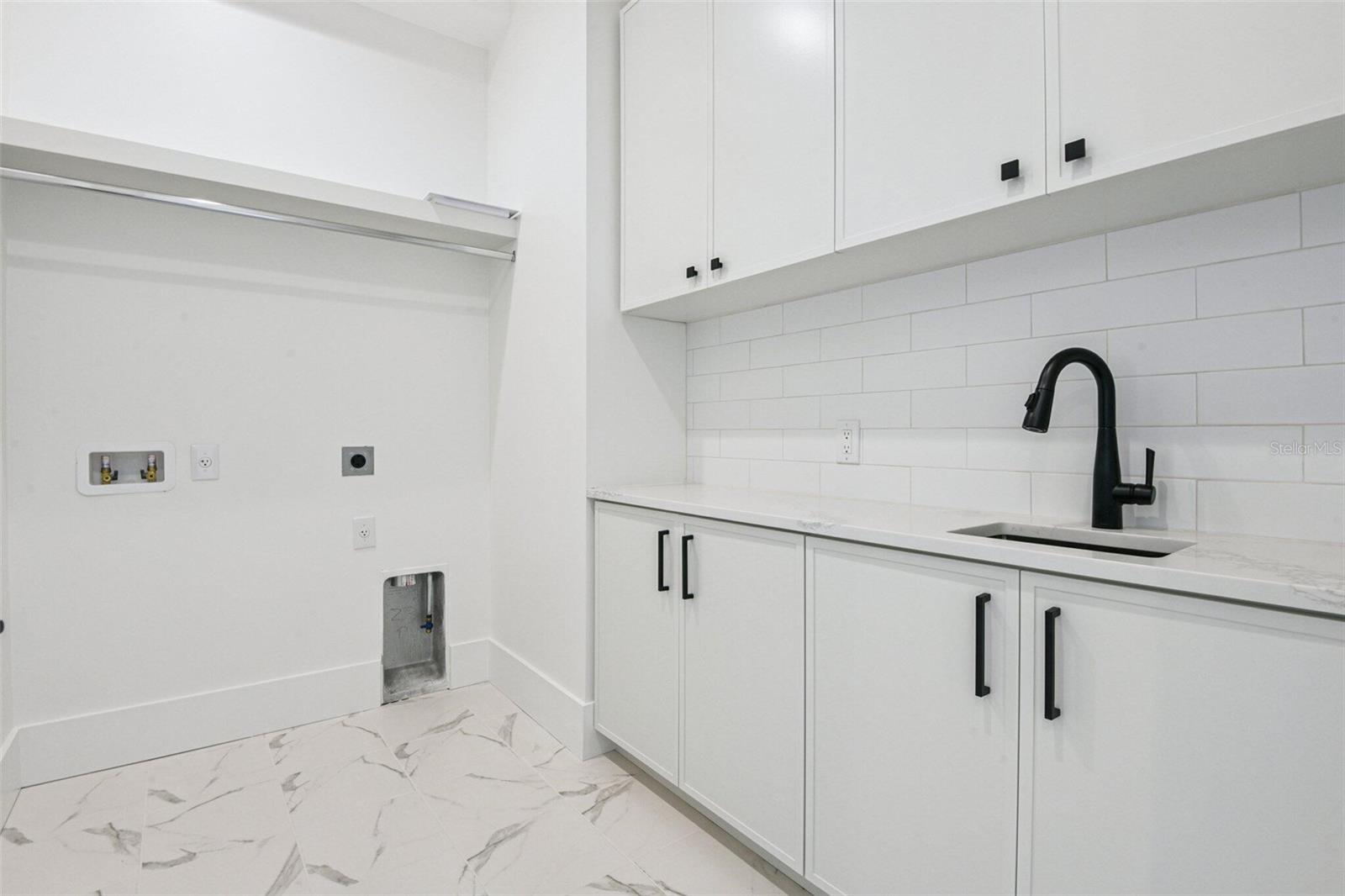 Listing photo id 16 for 2309 Ardson Place 2