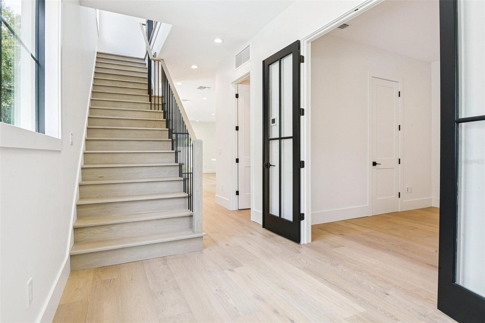 Listing photo id 3 for 2309 Ardson Place 2