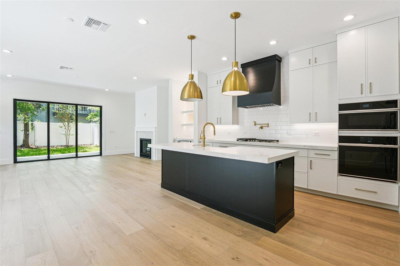 Listing photo id 5 for 2309 Ardson Place 2