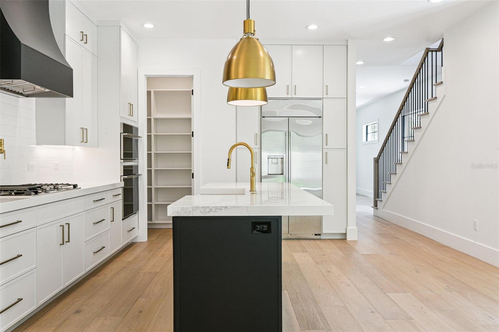 Listing photo id 7 for 2309 Ardson Place 2