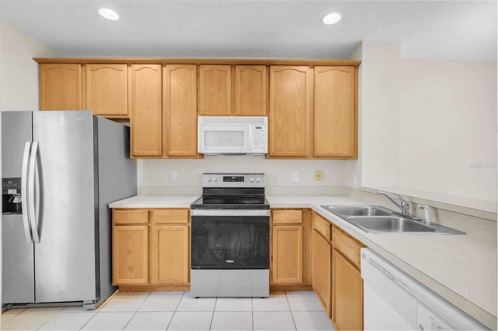 Image 3 of 11 For 3614 Wilshire Way Road 251