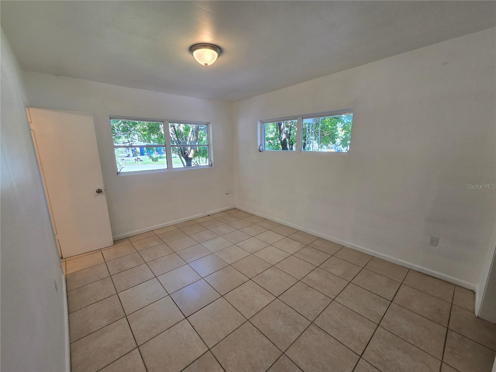 Image 4 of 9 For 3000 Surfside Way