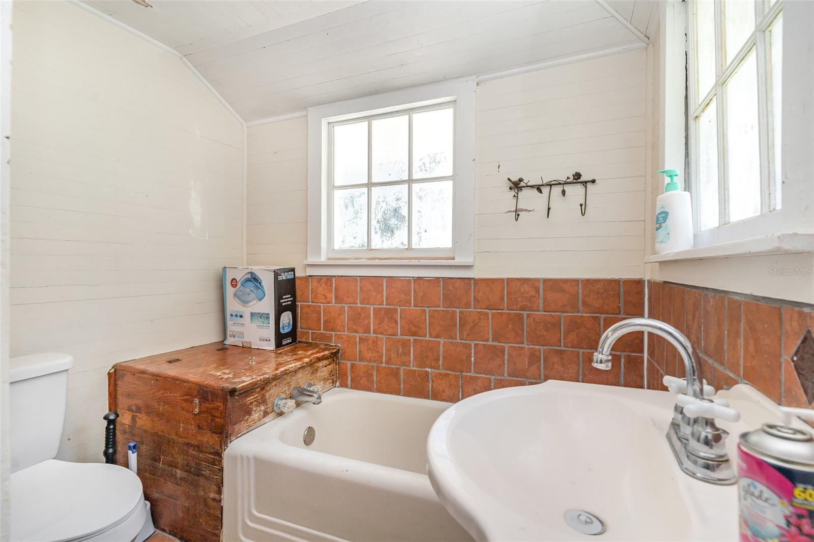 Listing photo id 18 for 2301 97th Street Road