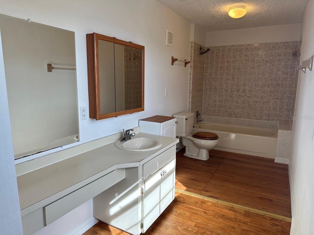 Image 6 of 12 For 1722 Irving Avenue A