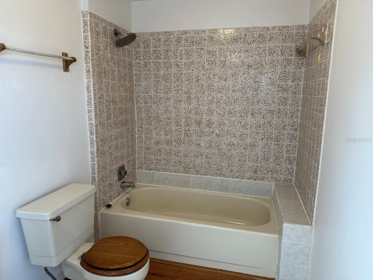 Image 7 of 12 For 1722 Irving Avenue A