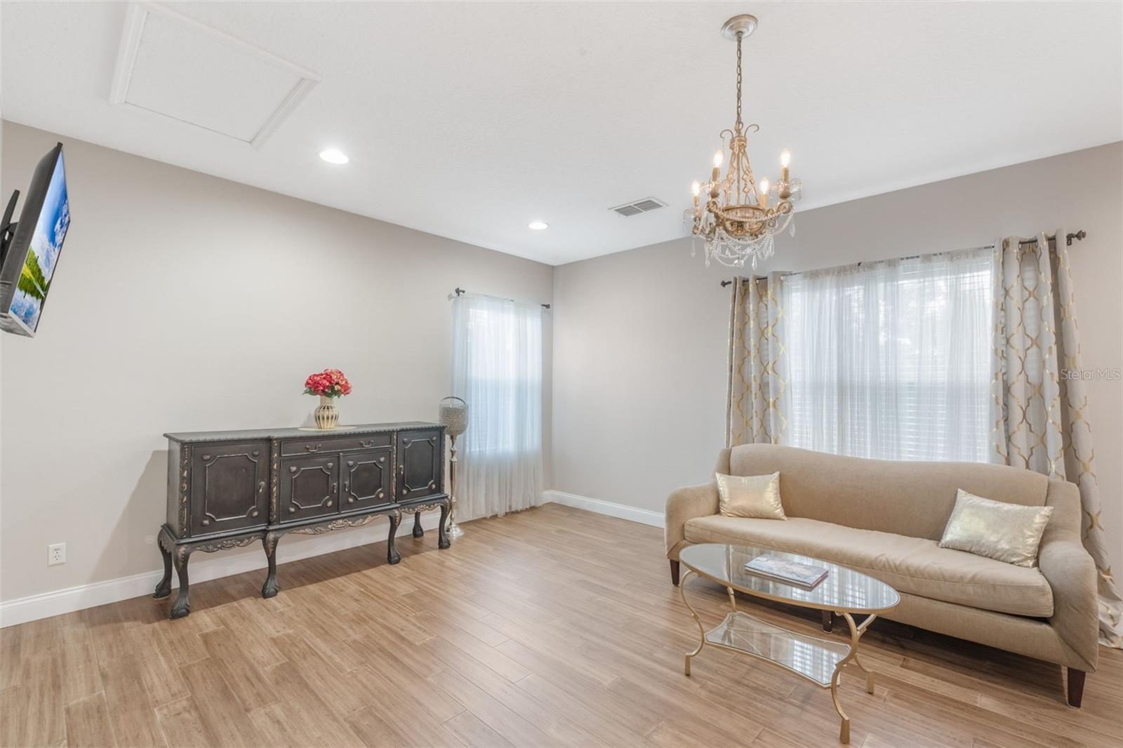 Image 19 of 35 For 313 Courtlea Park Drive