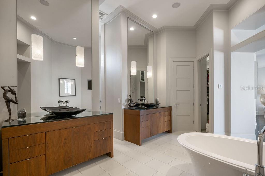 Image 54 of 81 For 9721 Carillon Park Drive