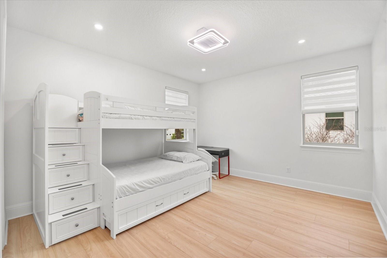 Image 24 of 33 For 16689 Broadwater Avenue