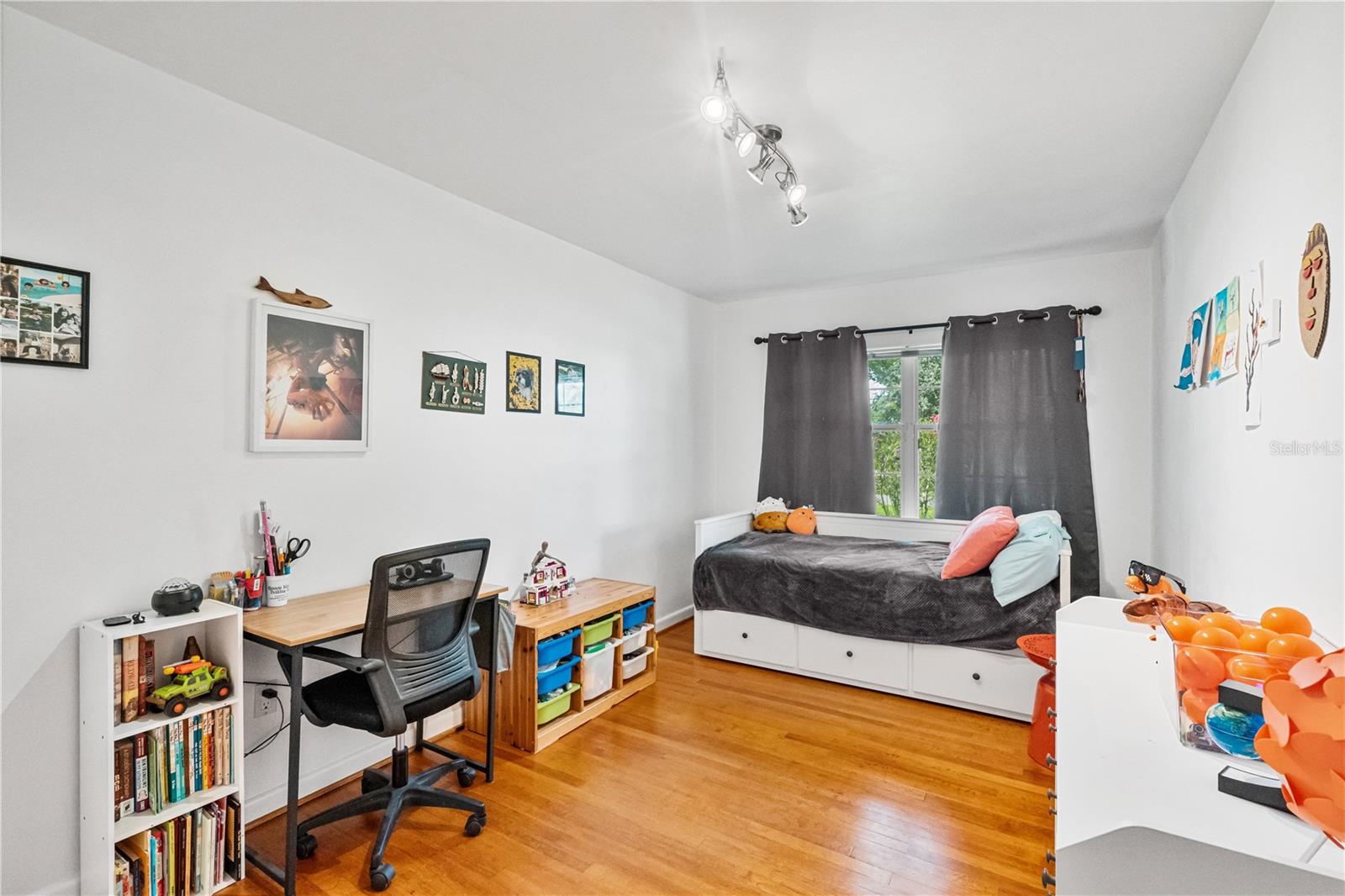 Image 11 of 72 For 915 Garden Drive