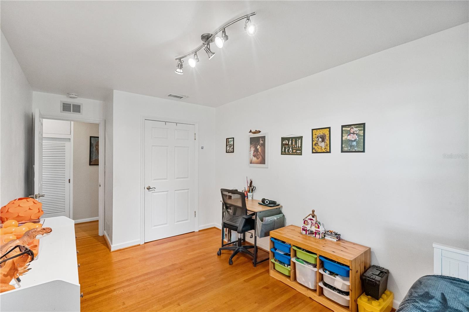 Image 12 of 72 For 915 Garden Drive