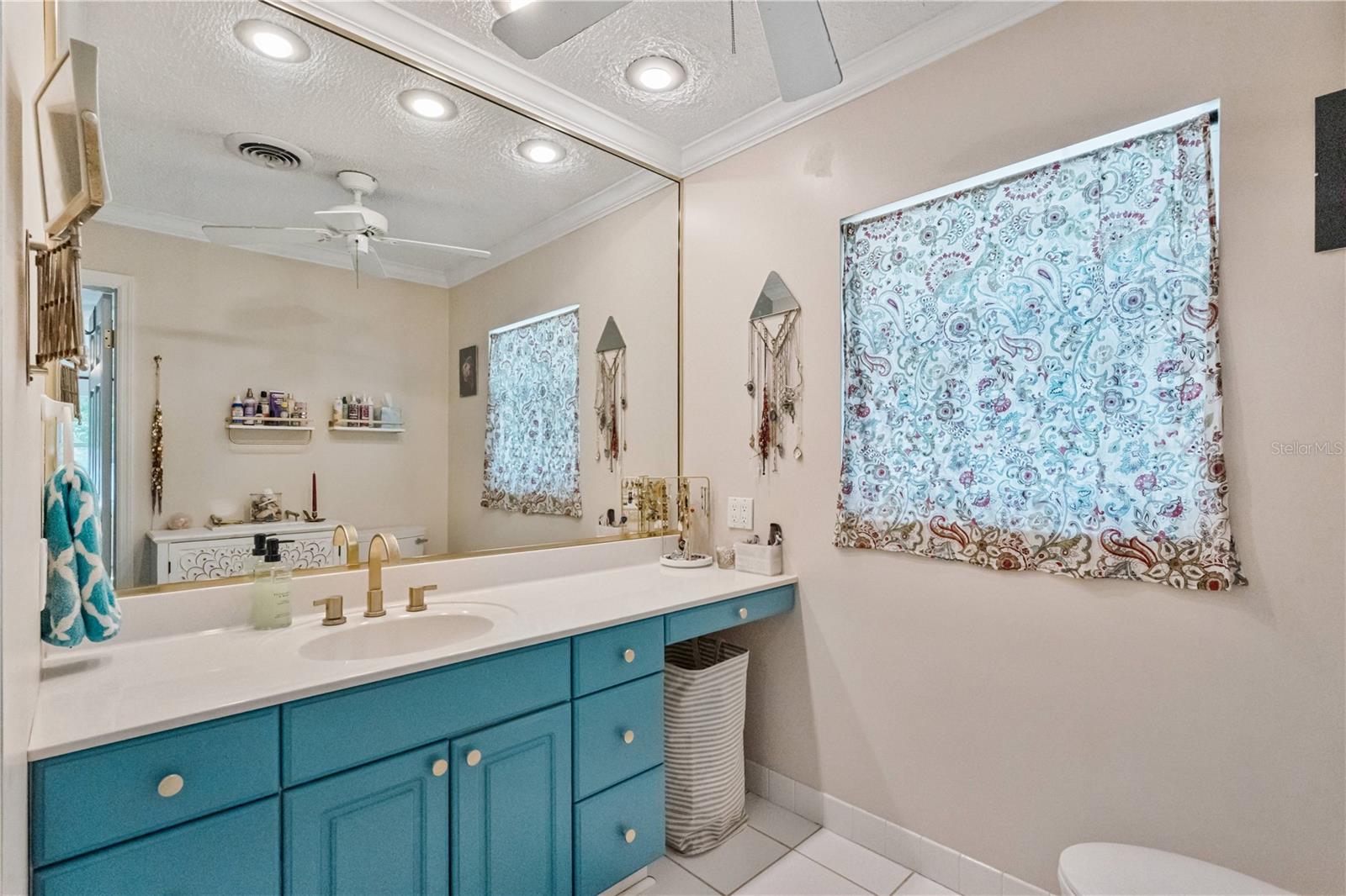 Image 16 of 72 For 915 Garden Drive