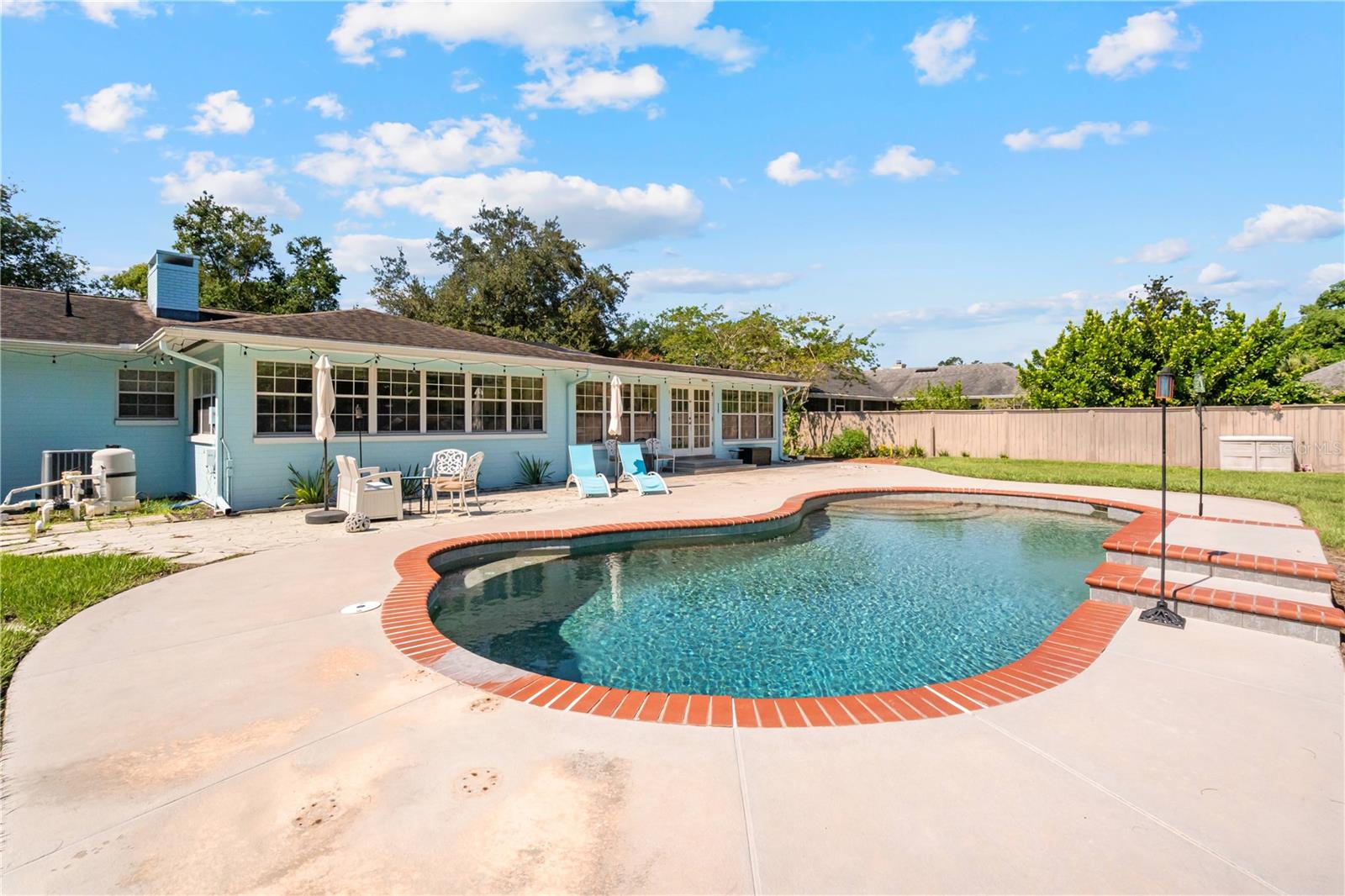 Image 3 of 72 For 915 Garden Drive