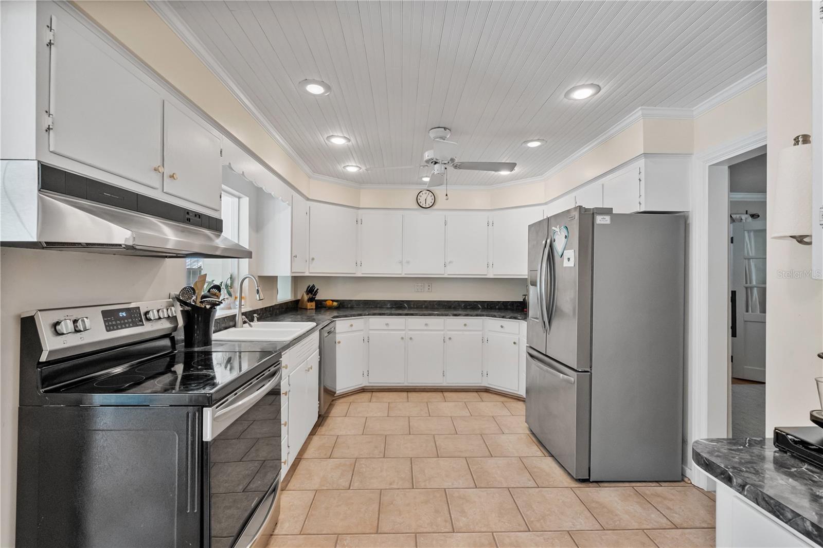 Image 32 of 72 For 915 Garden Drive