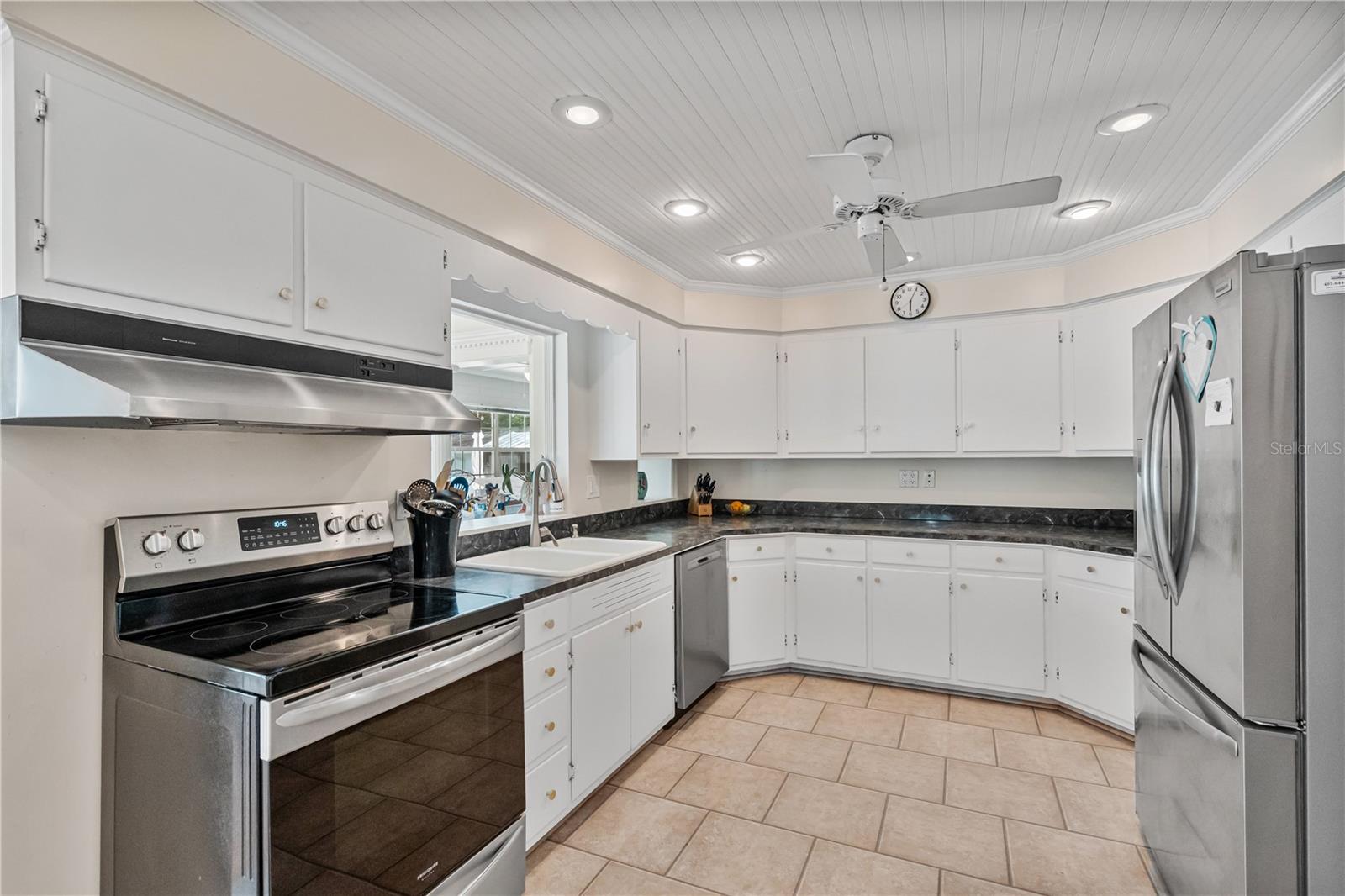 Image 33 of 72 For 915 Garden Drive