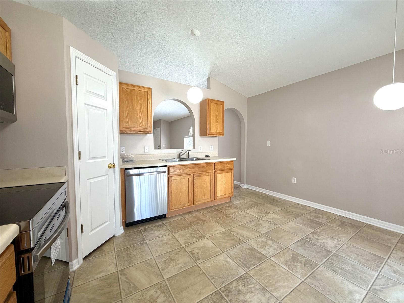 Image 21 of 22 For 2033 Whispering Trails Boulevard