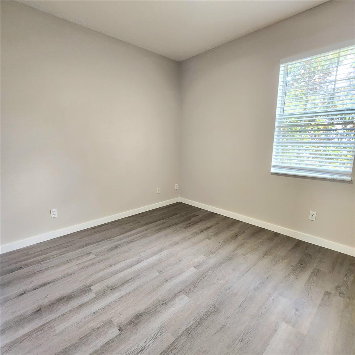 Image 23 of 29 For 10672 Savannah Wood Drive 101