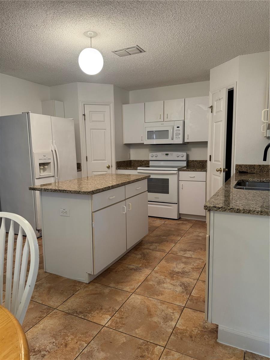 Image 4 of 40 For 305 Greenwich Court