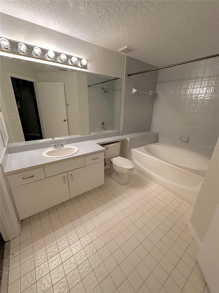 Image 19 of 24 For 5500 Metrowest Boulevard 201