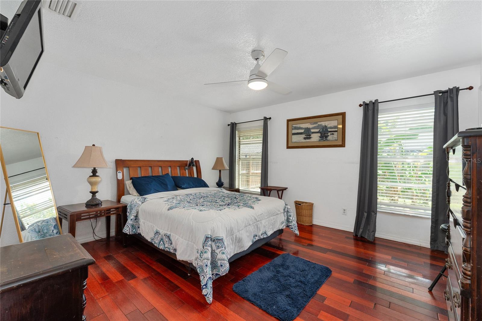 Listing photo id 8 for 325 Sir Lawrence Drive