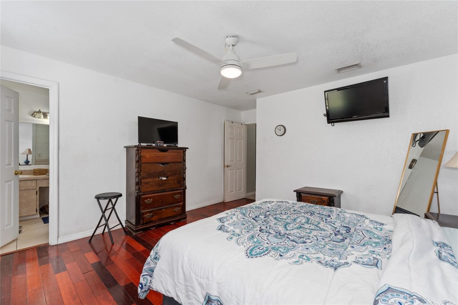 Listing photo id 10 for 325 Sir Lawrence Drive